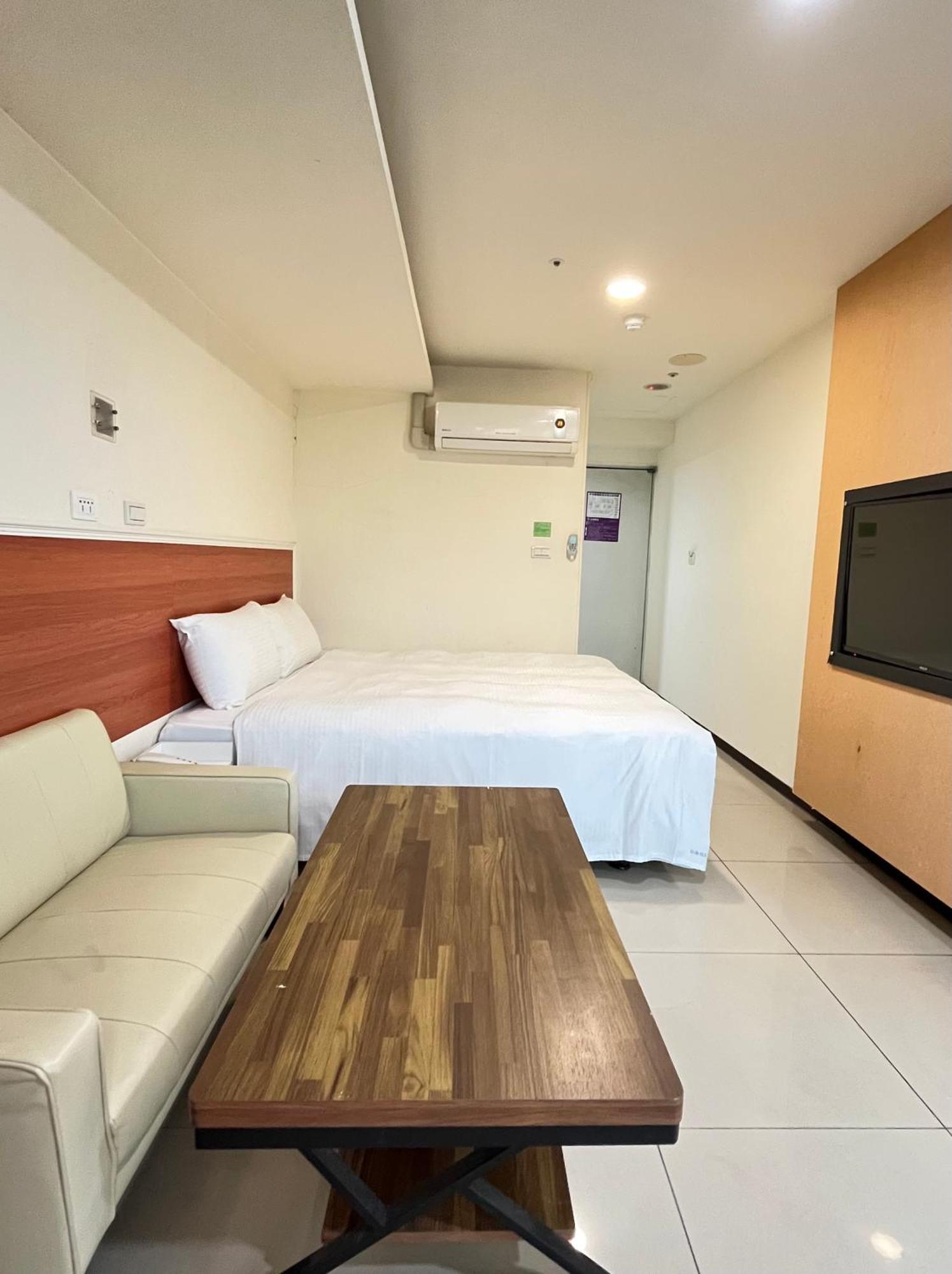 E Lim Hotel Чжунли Екстериор снимка