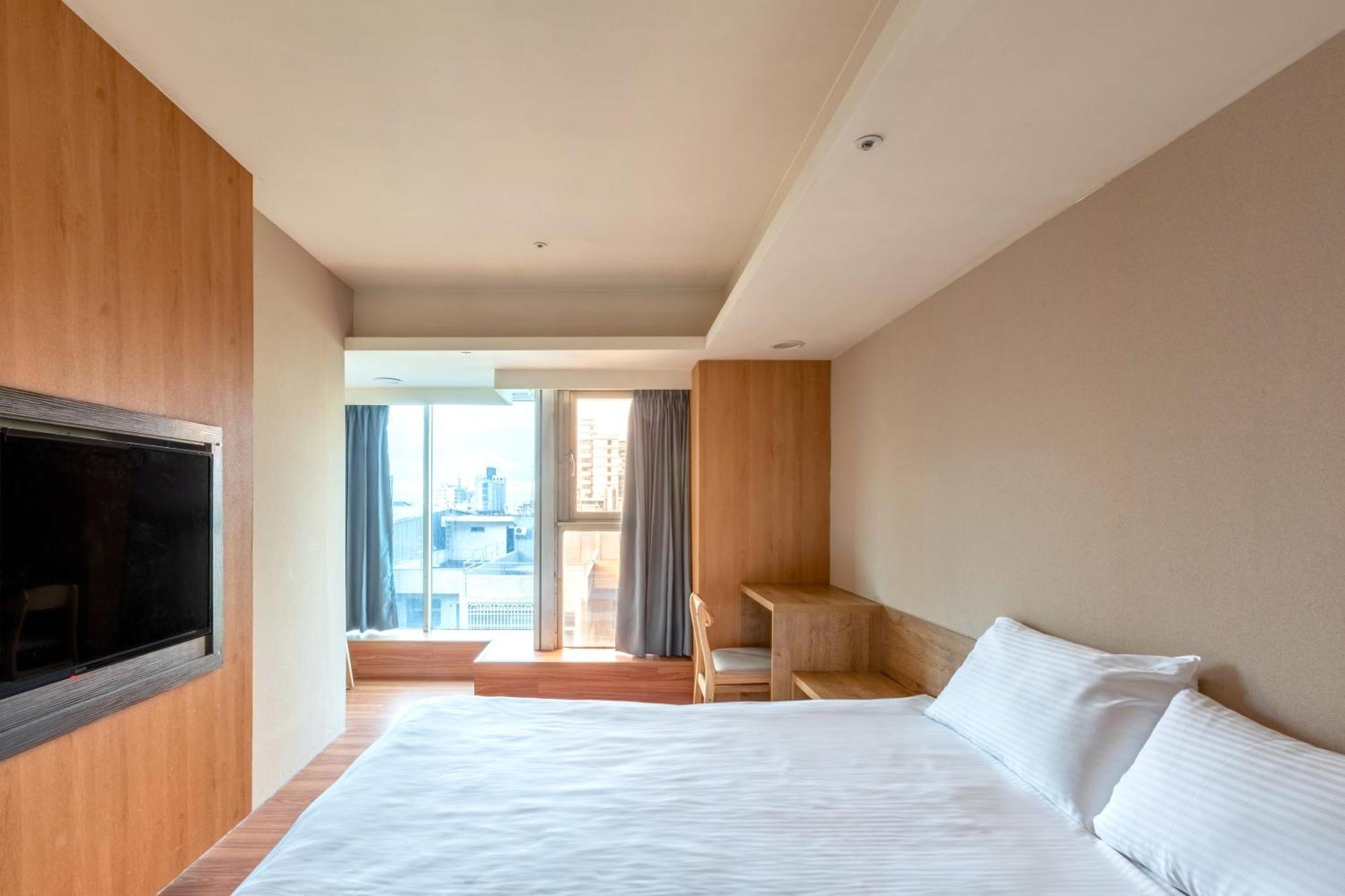 E Lim Hotel Чжунли Екстериор снимка