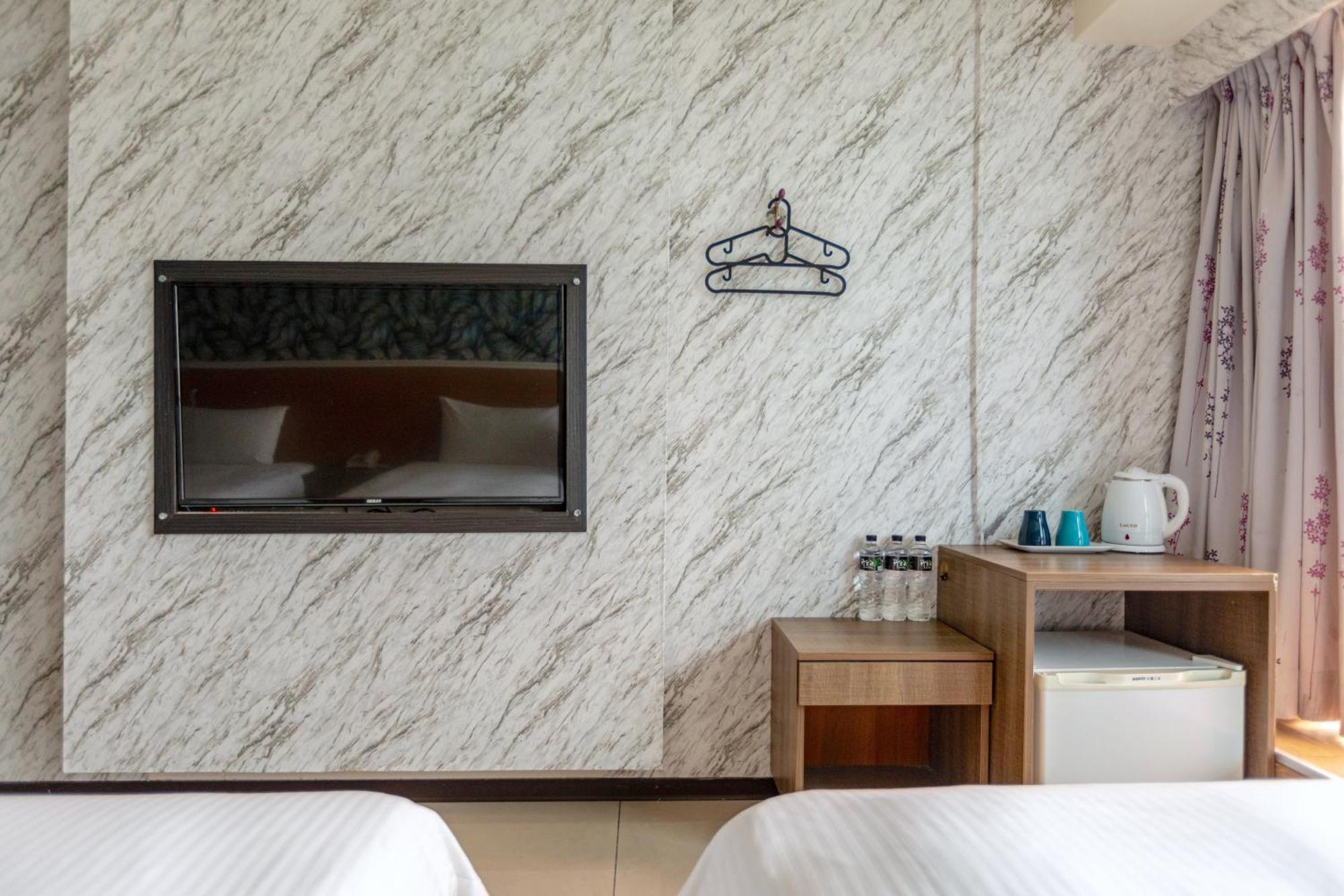E Lim Hotel Чжунли Екстериор снимка