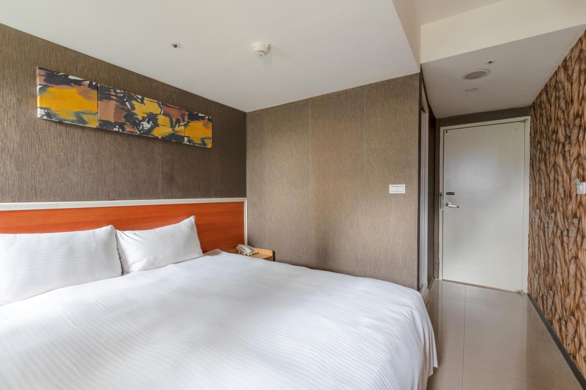 E Lim Hotel Чжунли Екстериор снимка