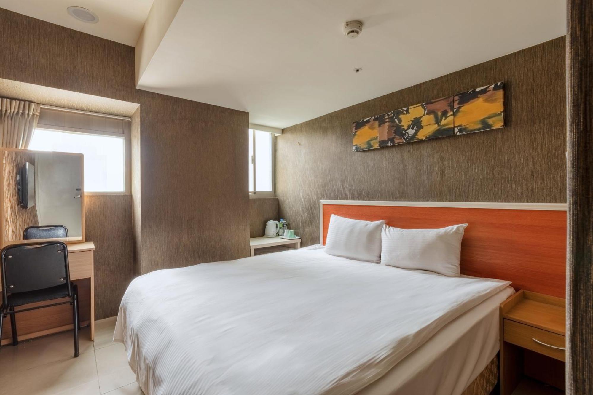E Lim Hotel Чжунли Екстериор снимка