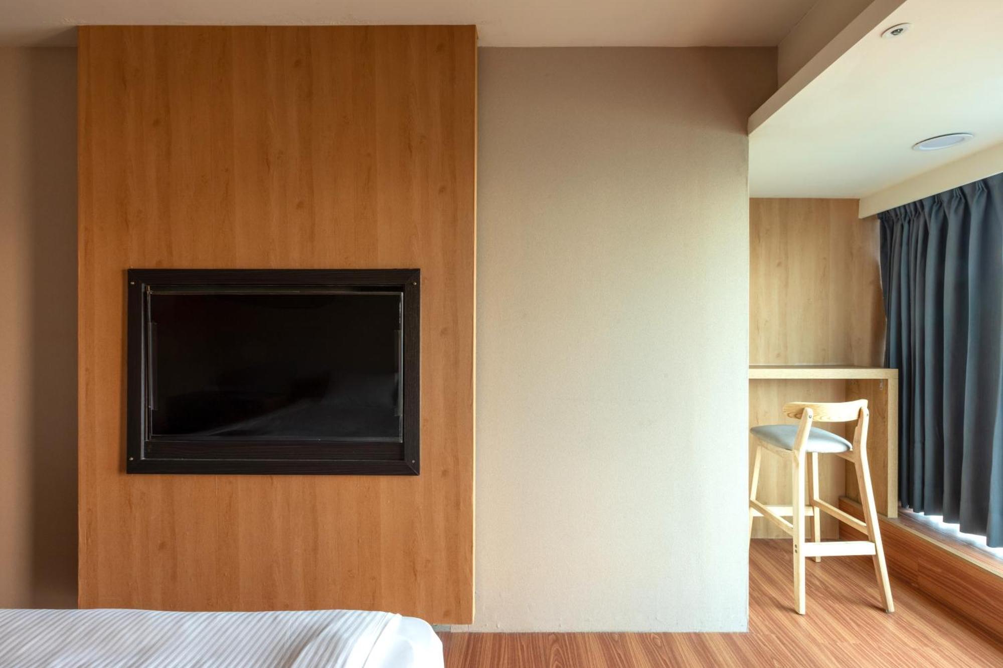 E Lim Hotel Чжунли Екстериор снимка