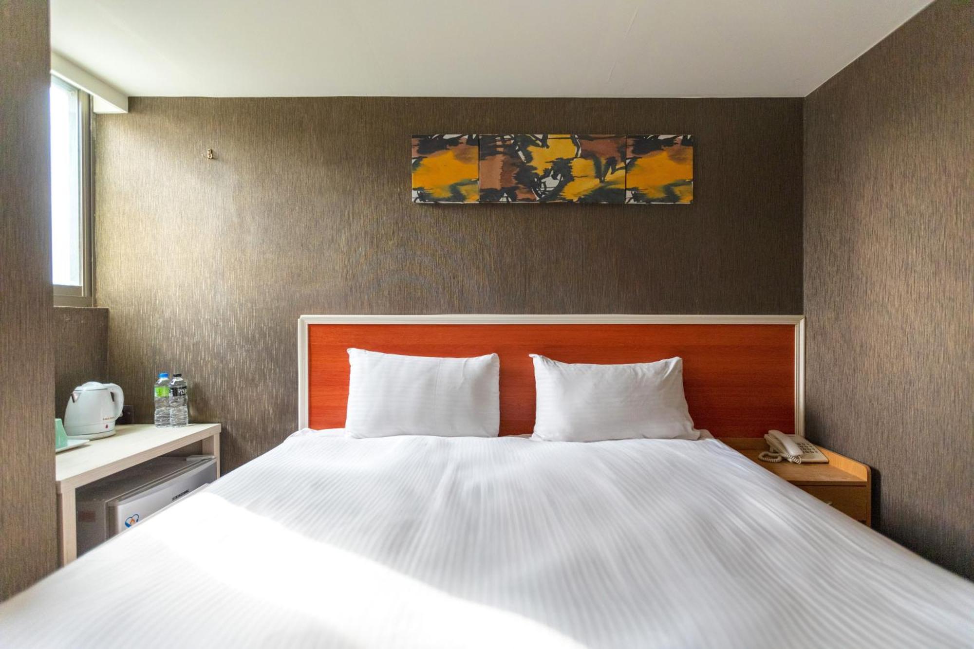 E Lim Hotel Чжунли Екстериор снимка
