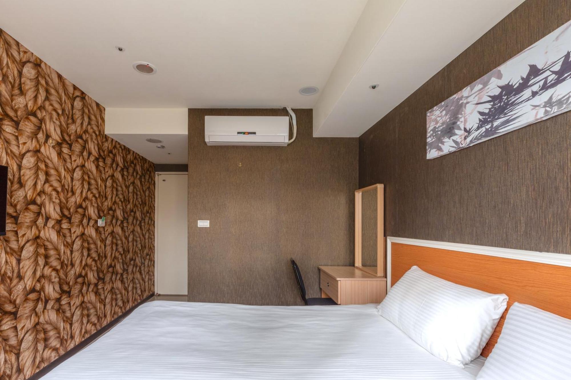 E Lim Hotel Чжунли Екстериор снимка