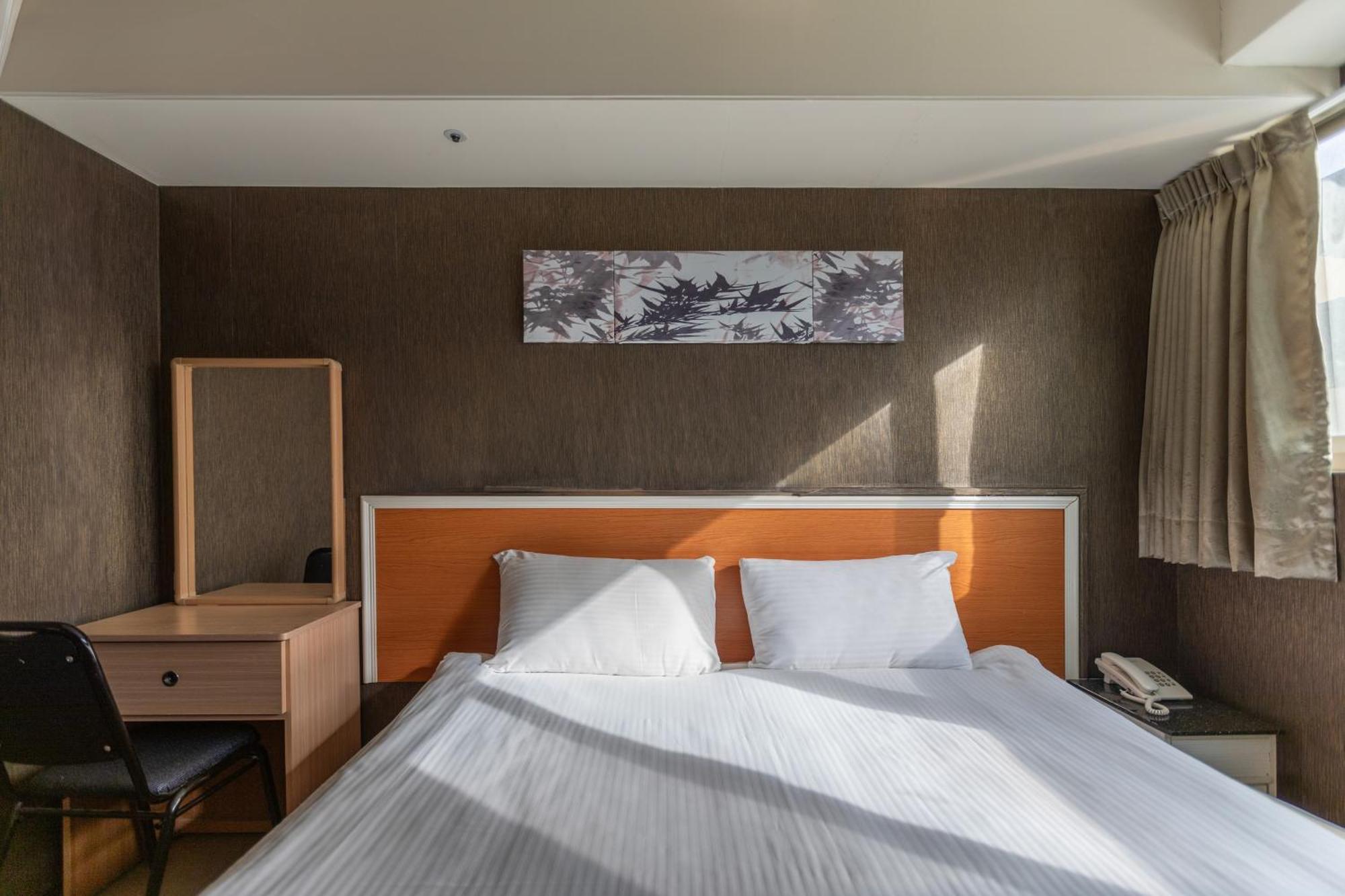 E Lim Hotel Чжунли Екстериор снимка